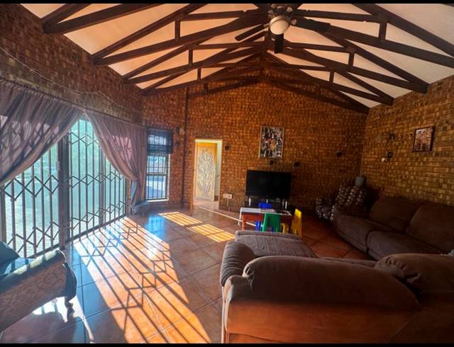 4 BEDROOM HOUSE FOR SALE IN CLUBVILLE